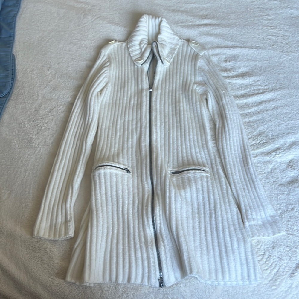Perfect fall sweater, zip up and long!